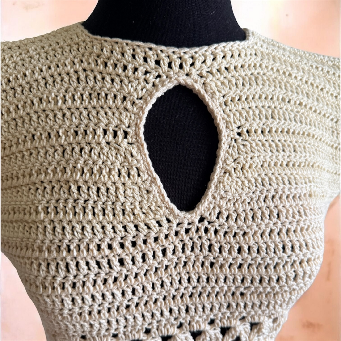 Oval keyhole detail — sc and sl st edging
